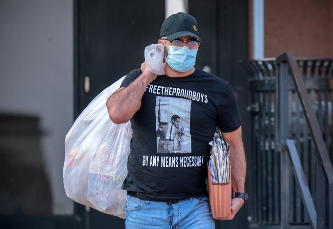 Expresidente de Proud Boys seguirá en prisión por largo periodo