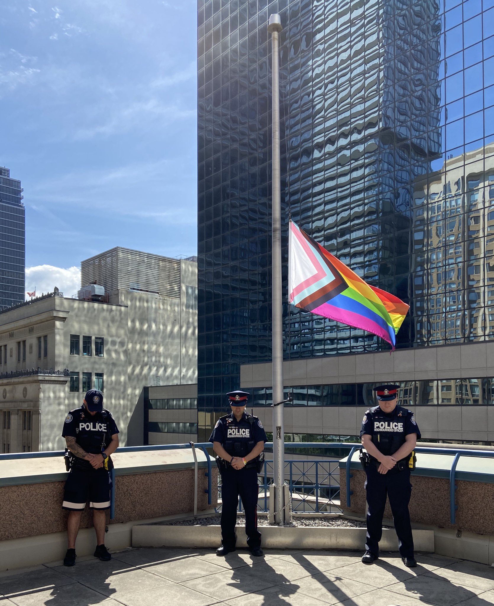 Policía de Toronto izó a media asta bandera del Orgullo en homenaje a víctimas del Pulse