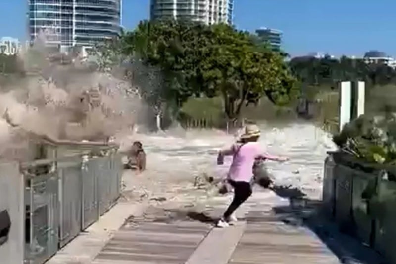¡En video! Mar de fondo en Miami Beach arrastró a seis personas