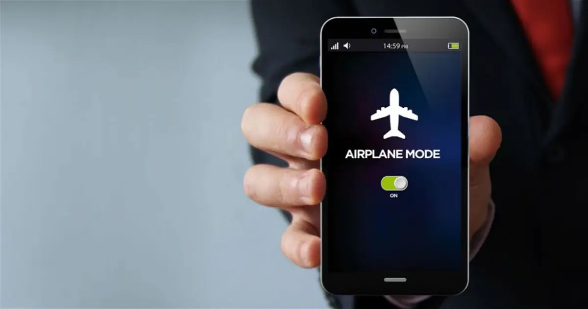 ¿Por qué cuando viajas debes colocar el teléfono en modo de avión?
