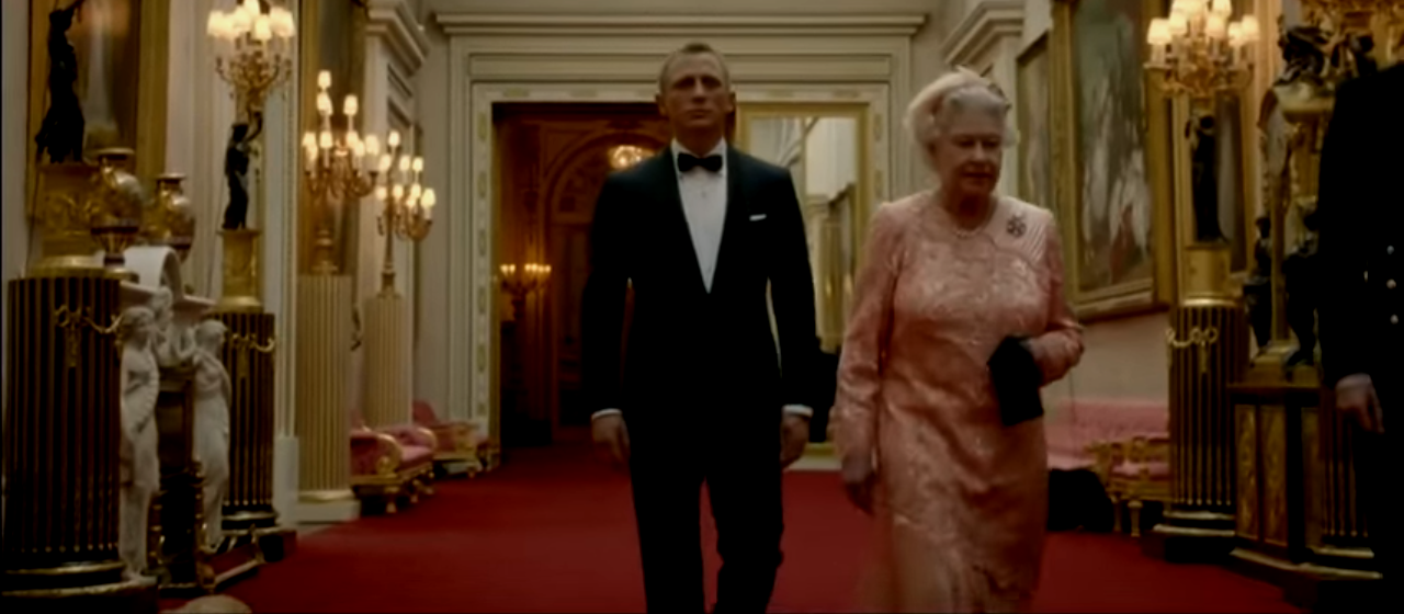 Conozca cuál fue la única condición que puso la Reina Isabel para aparecer en el cameo con 007