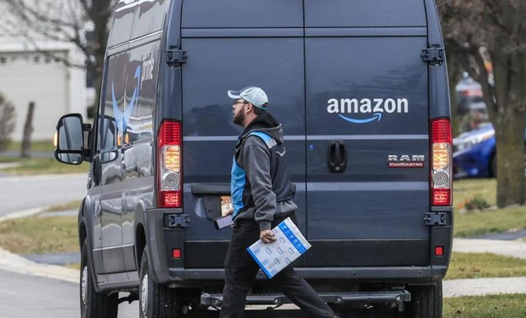 Atacan con machete a conductor de Amazon en Miami