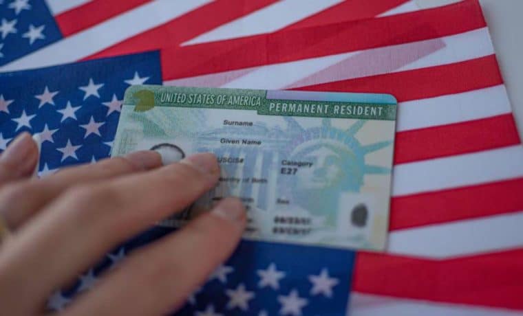 Presentan plan ante el Congreso que podría otorgar Green Card a millones de inmigrantes