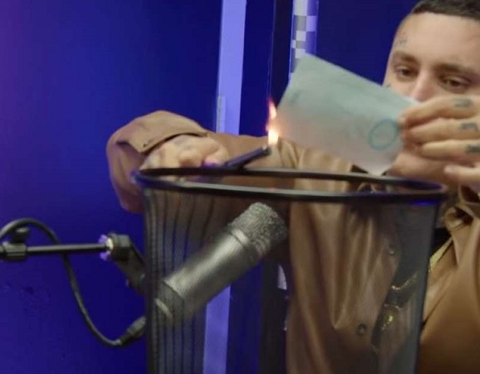 Reguetonero quemó su pasaporte cubano en un podcast