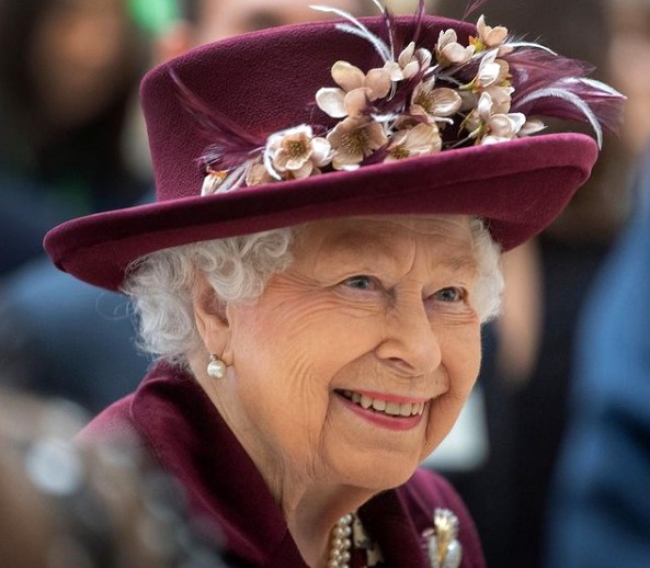 La Reina Isabel II hace su primera aparición pública desde el funeral del príncipe Felipe