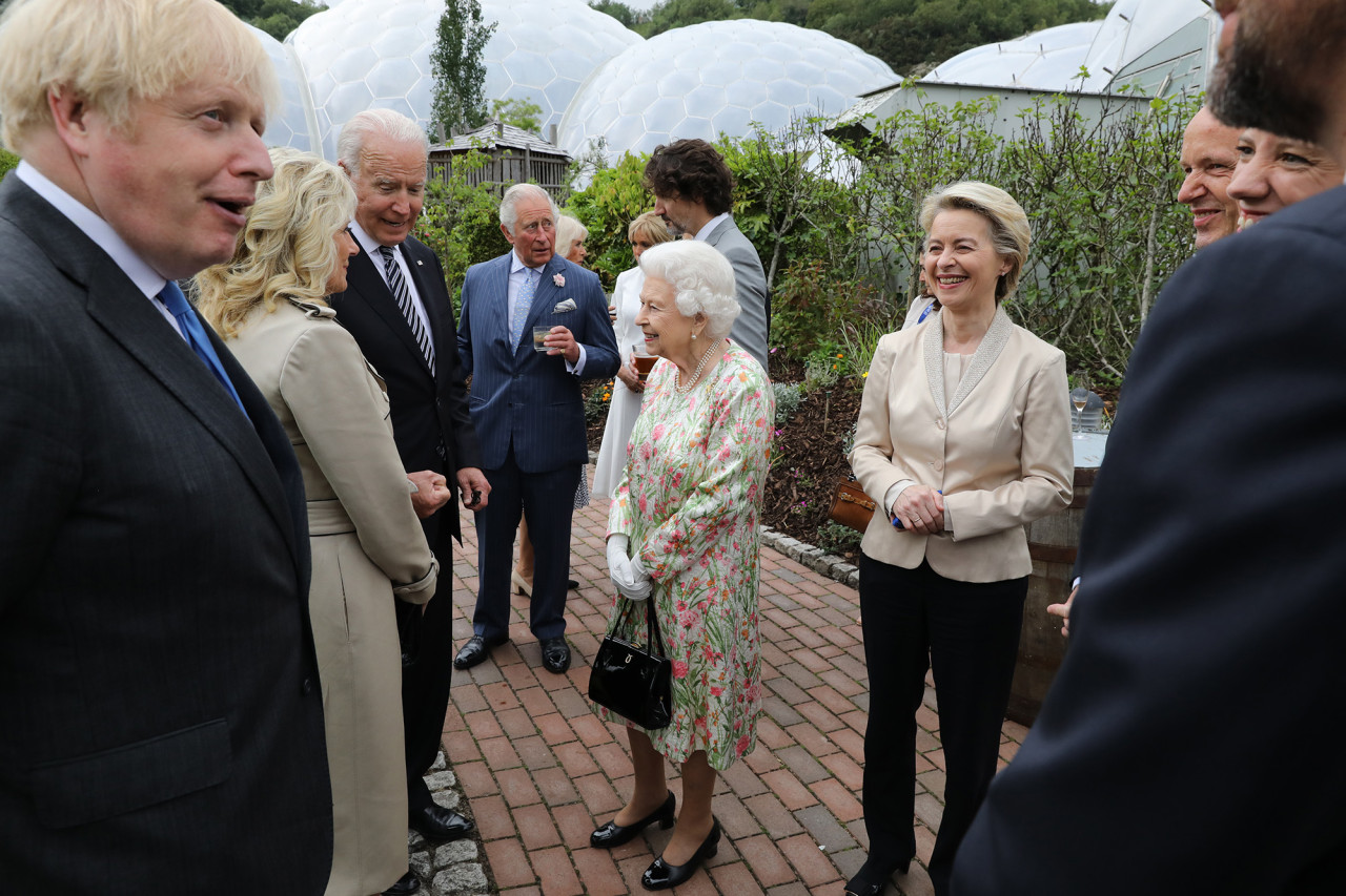 El presidente Biden se reúne con la reina Isabel II en la recepción del G7