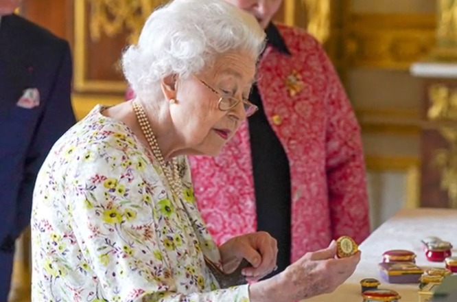 La reina Isabel II no asistirá a la tradicional misa del Jueves Santo
