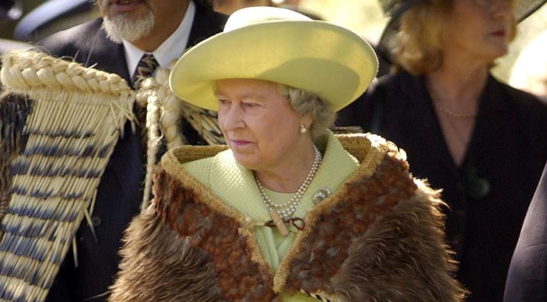 ¡Salud! Reina Isabel II crea ginebra con frutos del jardín de Buckingham