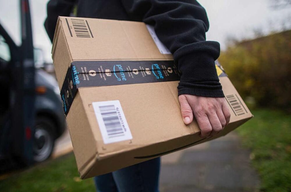 Estrés laboral lleva a repartidor de Amazon a abandonar más de 80 paquetes