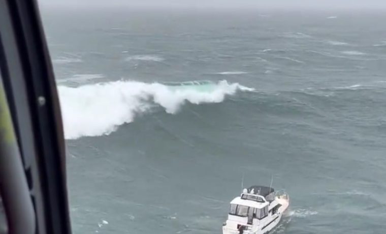 Increíble rescate de la Guardia Costera en alta mar termina con la víctima tras las rejas