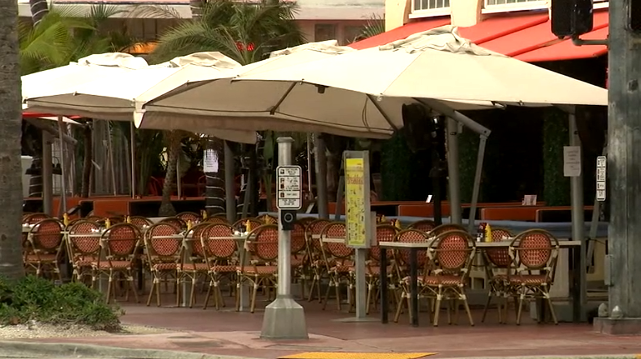 Miami-Dade cierra comedores de restaurantes para frenar brote de COVID-19