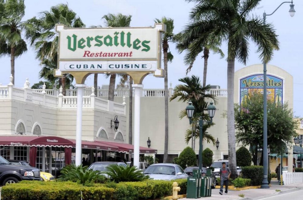 Restaurante Versailles recibe lluvia de calificaciones negativas tras visita de Trump