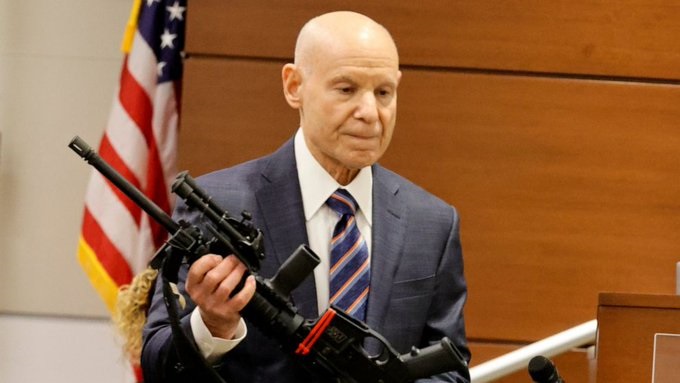 Rifle que fue utilizado en la masacre de Parkland fue  presentado ante el jurado