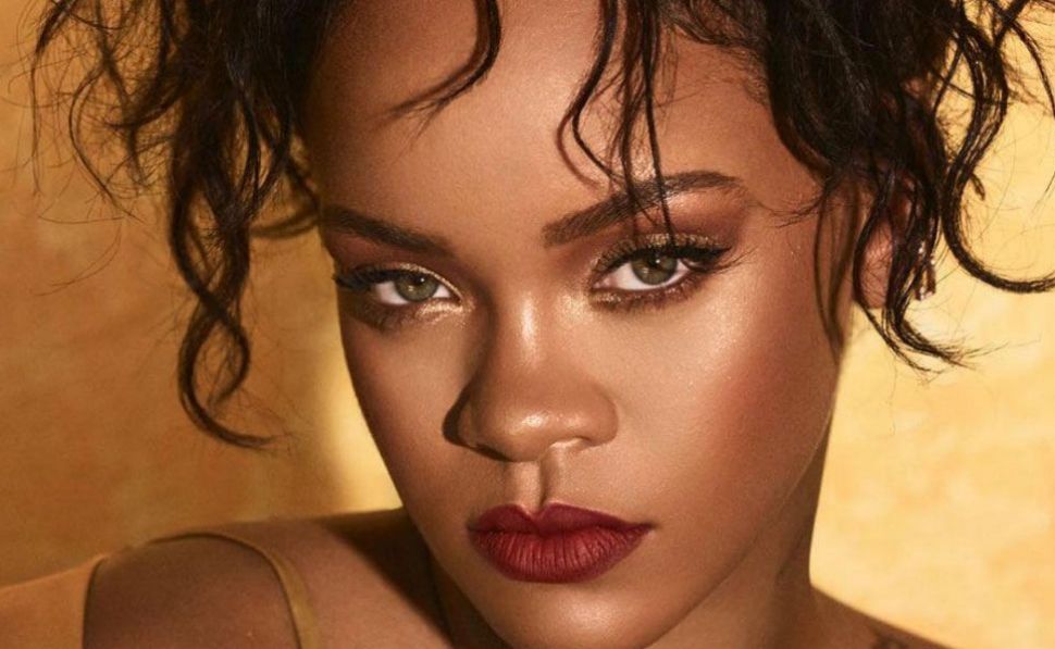 Rihanna desafía esquemas y posa con una prenda símbolo de esclavitud en revista Vogue (Fotos)