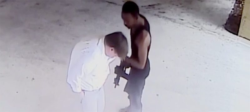 Video capta atraco con arma larga a un abogado en Miami Beach