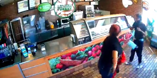 Una empleada de restaurante desarmó a un ladrón y frustró el asalto, pero sus jefes la despidieron
