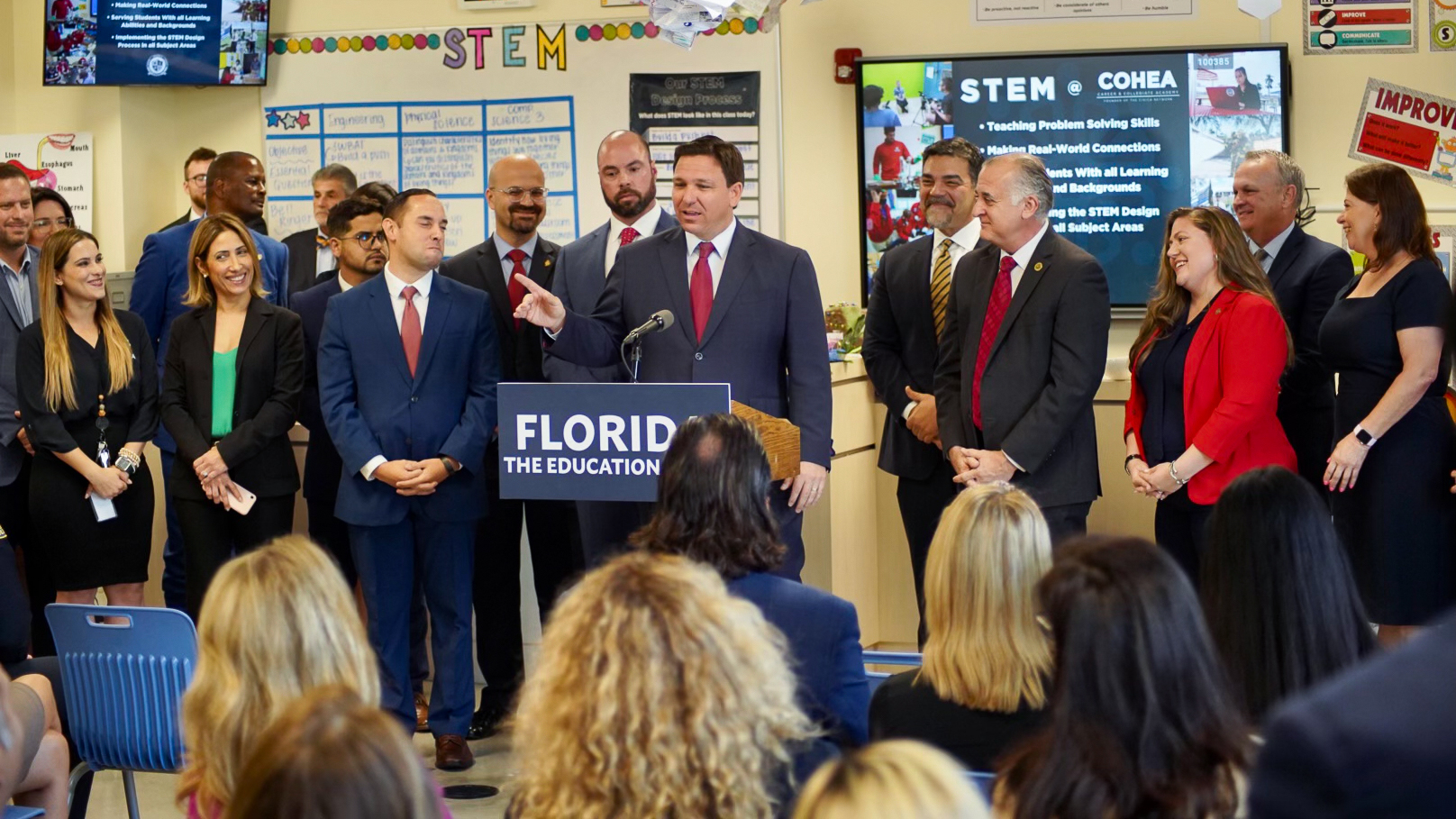 El gobernador Ron DeSantis anunció aumentos salariales para los maestros de Florida