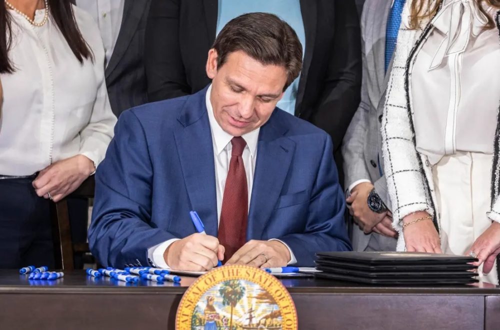 DeSantis firma y promulga dura ley de migración en Florida