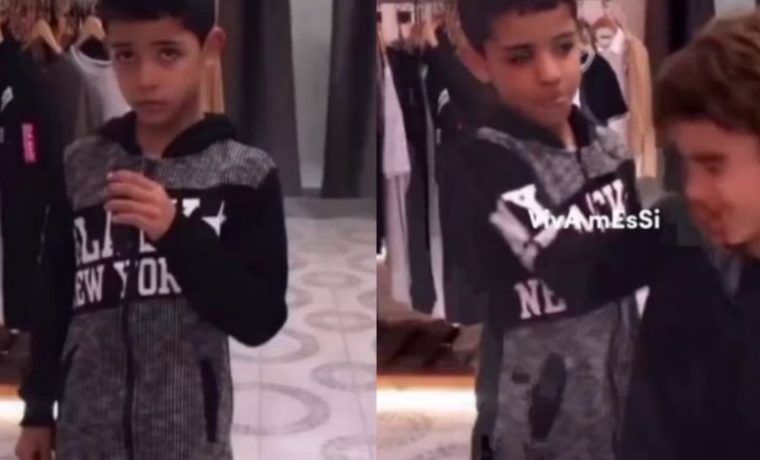 Hijo de Cristiano Ronaldo golpea a niño que le gritó “Viva Messi” (Video)