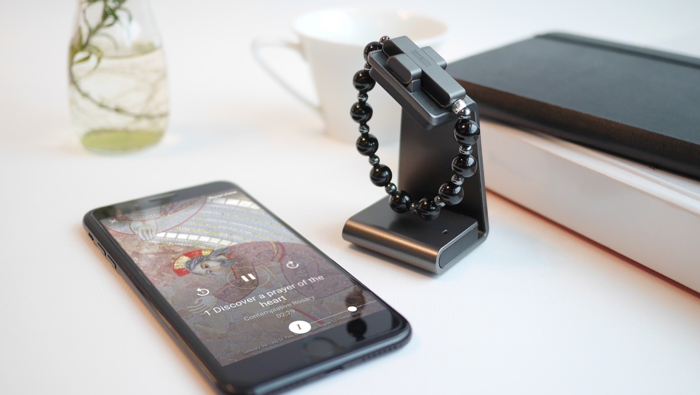 ¡Clic para rezar! El Vaticano lanzó rosario inteligente que se conecta con el móvil