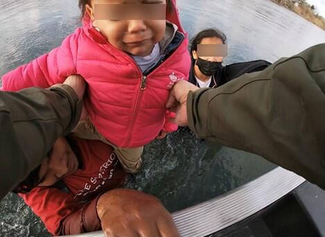 Familia venezolana con dos niños fue rescatada en el río Grande