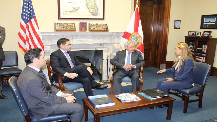 Embajador Vecchio se reunió con senadores Rubio y Menéndez para discutir la situación de los venezolanos en EE UU
