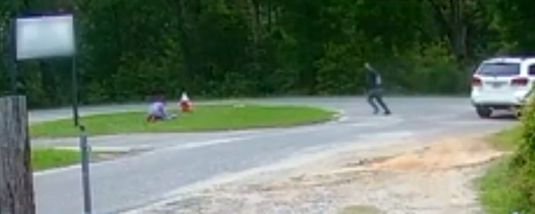 ¡Impactante! Un sujeto intenta secuestrar a una niña que esperaba el autobús escolar y todo queda grabado (VIDEO)
