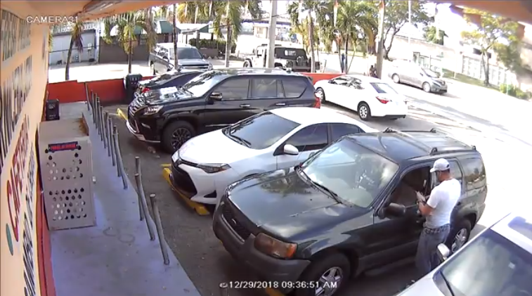 Hombre se hizo pasar por policía para robar SUV en supermarcado de Miami-Dade