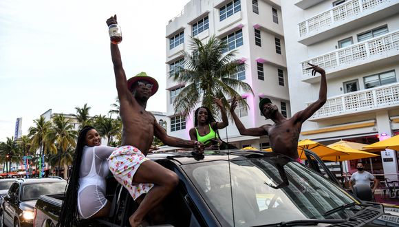 Turistas arman fiestas en las calles de Miami Beach a pesar de la pandemia