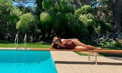 Salma Hayek muestra cómo lucir un bikini con estilo y sensualidad a los 50 (Fotos)