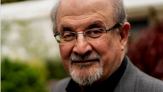 Salman Rushdie ya respira sin ventilación asistida y puede hablar