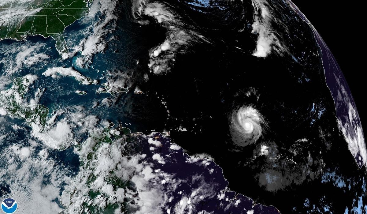 Sam se convierte en ‘huracán mayor’ mientras avanza por el Atlántico