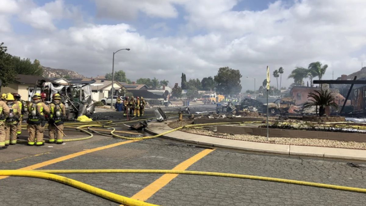 Dos muertos y varios heridos por caída de avioneta en San Diego