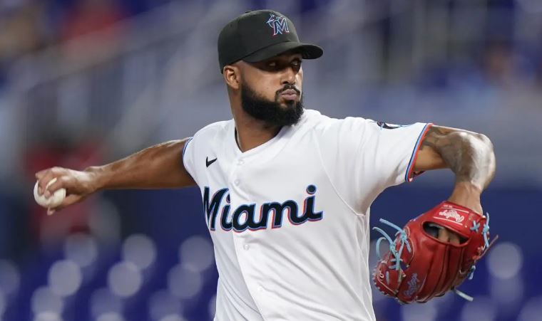 Sandy Alcántara mantiene su paso firme al Cy Young en MLB