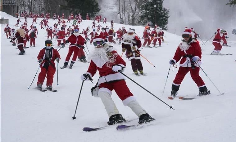 ¿Santa’s Multiverse? Más de 300 Papá Noel esquiaron juntos por una noble causa