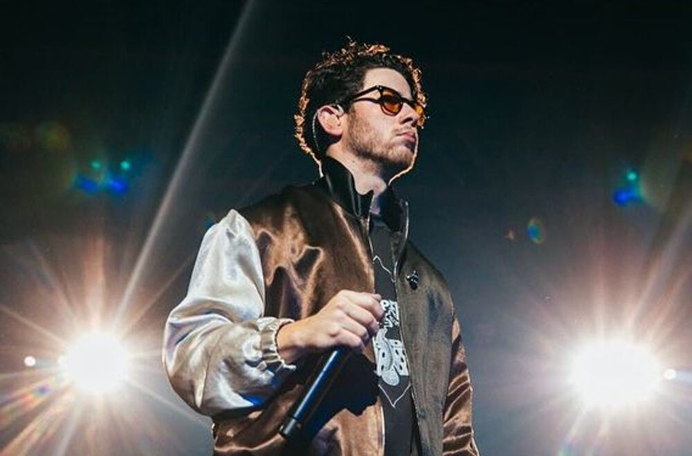 Nick Jonas sale corriendo del escenario tras ser apuntado con un misterioso láser