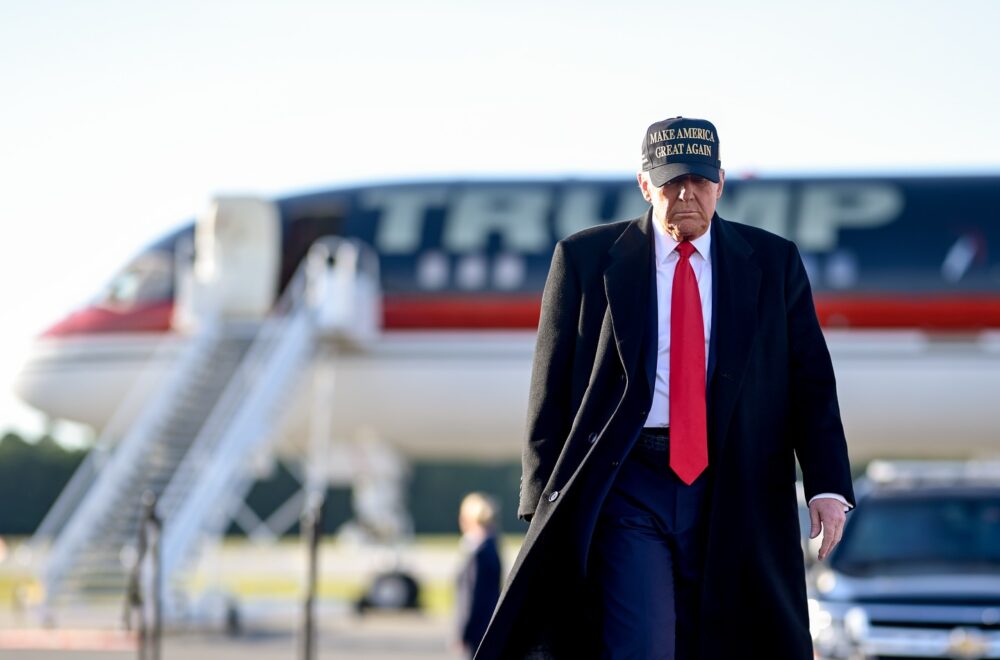 Trump promete revelar lista de figuras influyentes que vivieron con Epstein