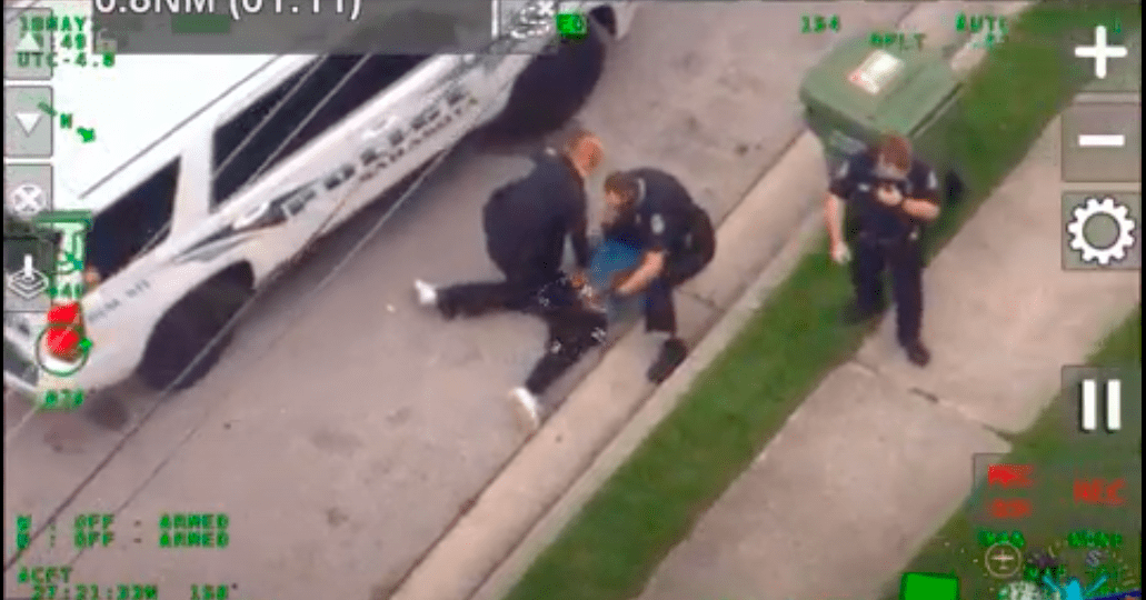 La policía de Sarasota investiga al oficial que sometió a un hombre colocando su rodilla en el cuello