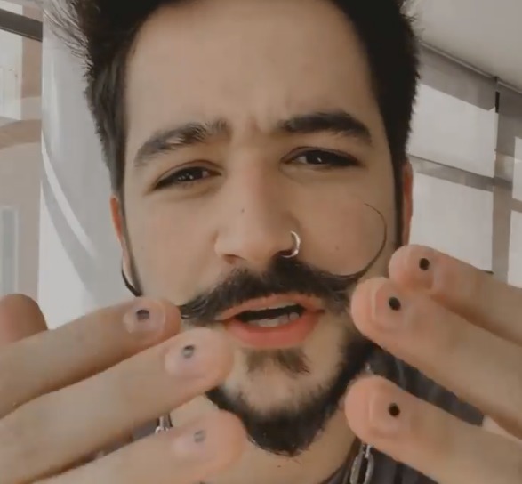 Mira por qué el cantante Camilo se pinta las uñas con puntos negros