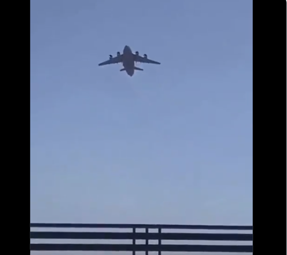 ¡Impactante! Caen dos personas de una avión mientras intentan huir del caos en Afganistán