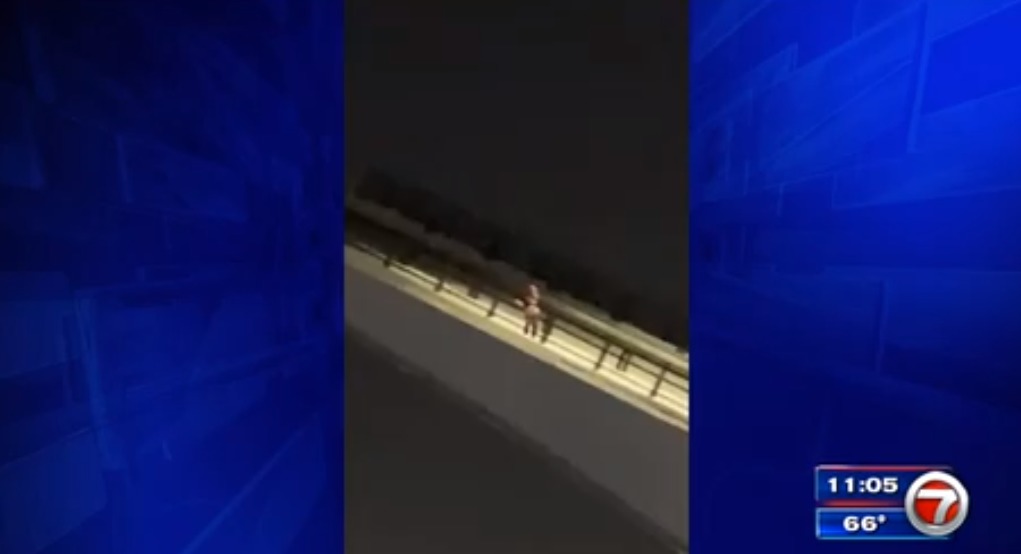 ¡Aterrador! Un hombre quedo colgando de un puente levadizo en Miami