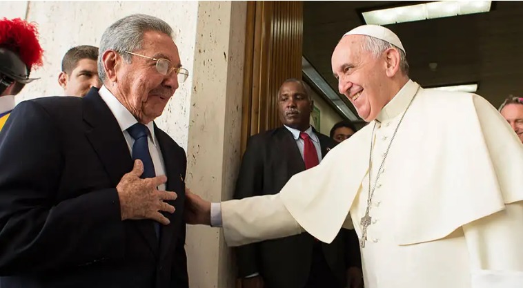 El Papa Francisco confeso tener una “relación muy humana” con Raúl Castro (+VIDEO)