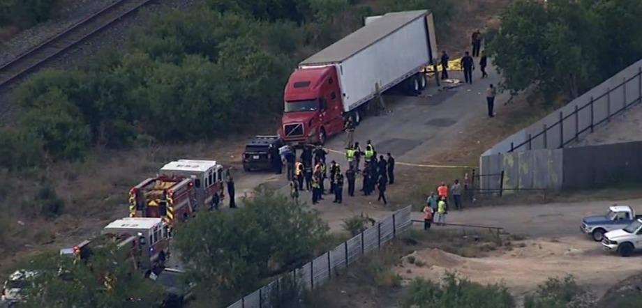 Hallan a 50 migrantes muertos en un camión abandonado en Texas