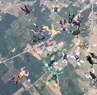 ¡Increíble! En Ohio rompieron el récord de la mayor formación de paracaidistas (VIDEO)