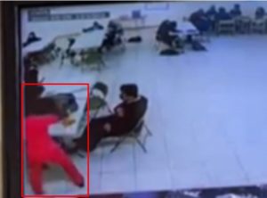 Una madre fue captada atacando al compañero de clases de su hijo en Miami-Dade