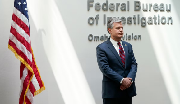 Director del FBI denuncia amenazas a sus agentes tras el allanamiento a la casa de Donald Trump