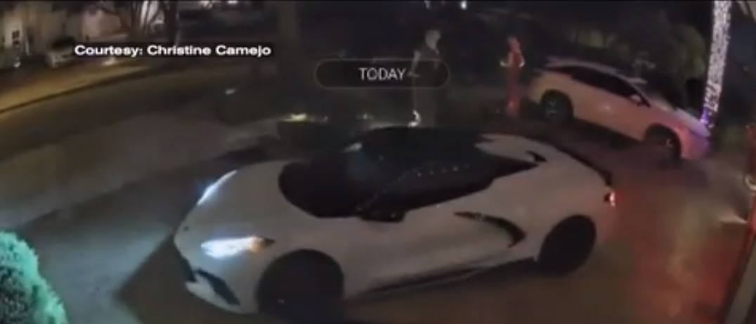 Ladrones fueron captados por una cámara de seguridad en Miami mientras robaban un Corvette