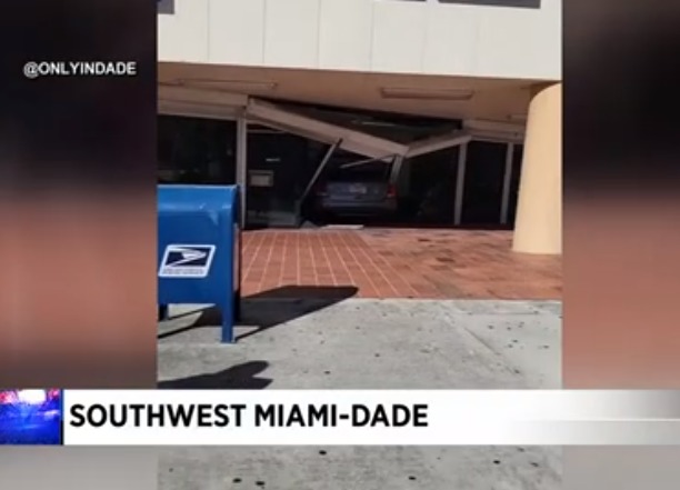 Vehículo enviste entrada de la oficina de correos de Miami-Dade