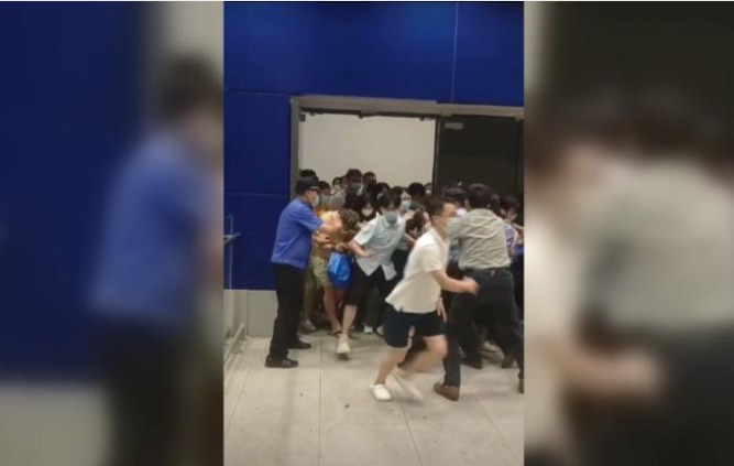 ¡Escalofriantes imágenes! En China huyen de las tiendas luego de anunciar nuevo confinamiento por COVID-19  (+VIDEO)