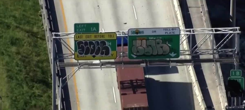 Grafitis que cubren las direcciones en las señales de tráfico de la I-395 en Miami ponen en riesgo la vida de los conductores